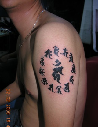 男士大臂时尚的梵文纹身