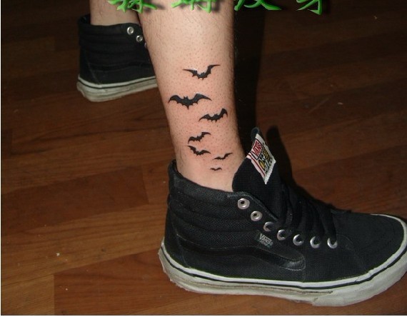 男士小腿外侧黑色蝙蝠纹身图案