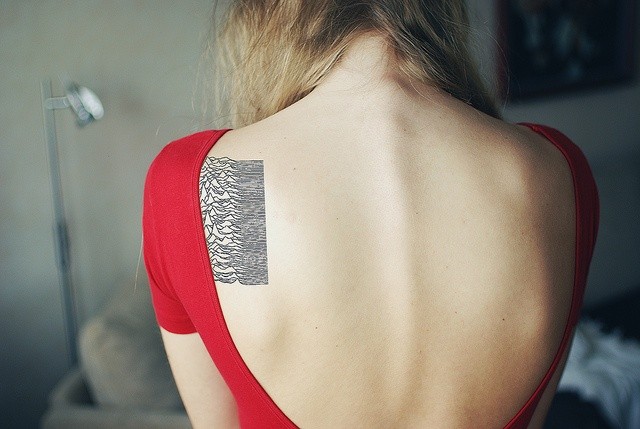 女性肩部个性的条形码纹身