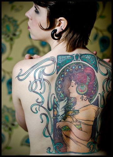 女性背部时尚漂亮的美女纹身