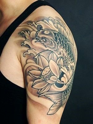 时尚漂亮的黑白鲤鱼纹身