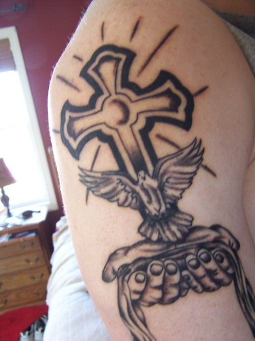 简单时尚的手臂十字架刺青