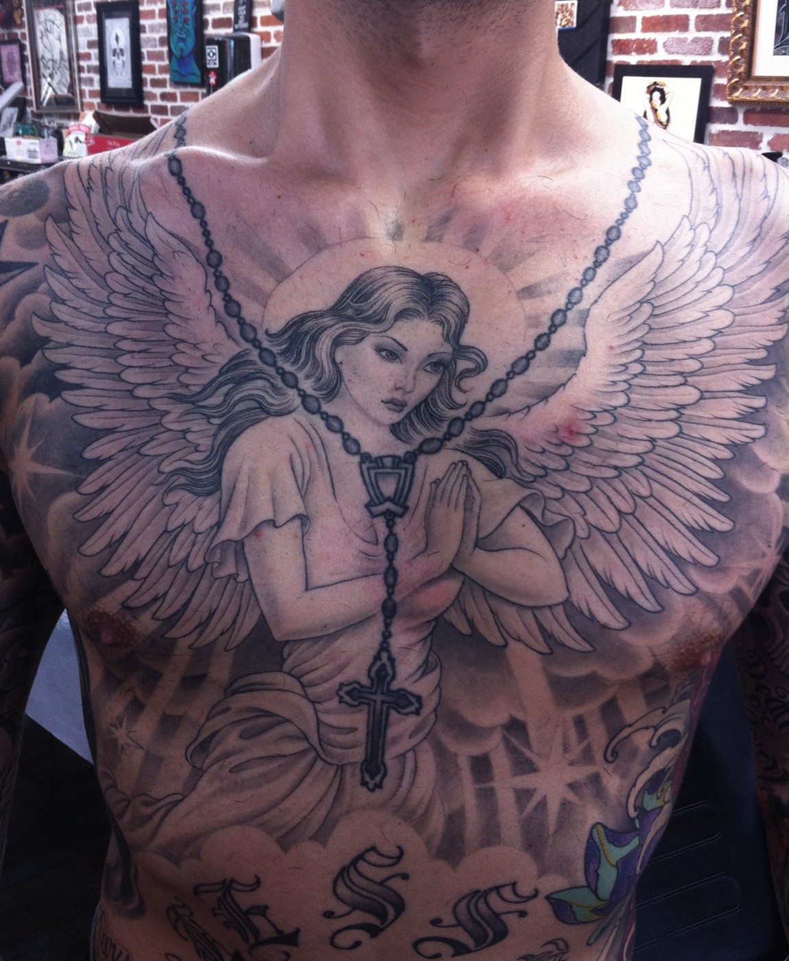 男士胸部大气时尚的天使刺青