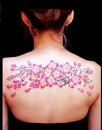 背部超美的梅花刺青