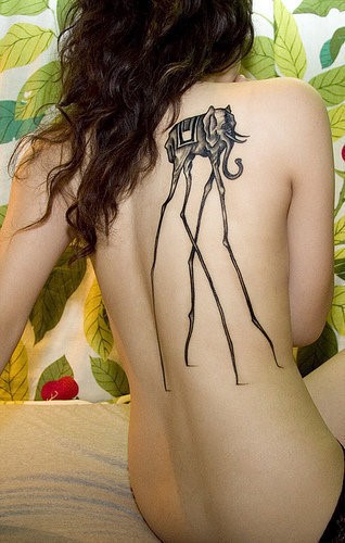 女性背部卡通大象刺青