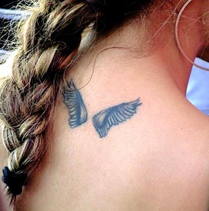 背部优雅的翅膀纹身