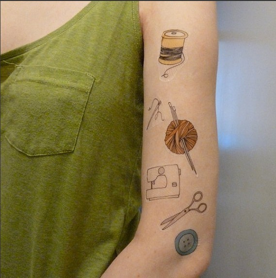 女性手臂彩色创意织道具刺青