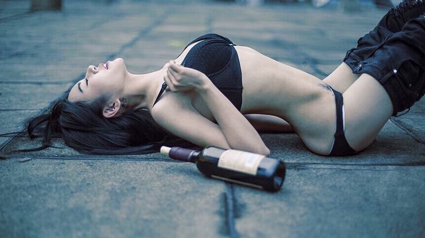 性感神秘的美女腹部纹身