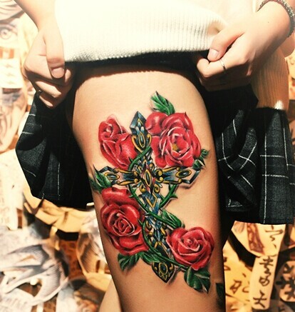 美女腿部妖艳的玫瑰纹身