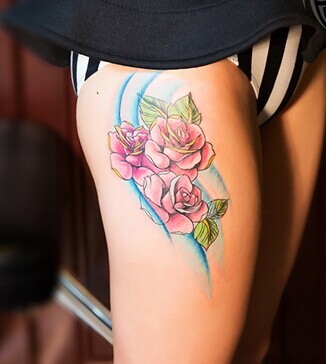 美女腿部妖艳的玫瑰纹身