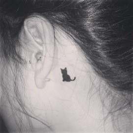 耳朵后面小巧可爱的猫纹身