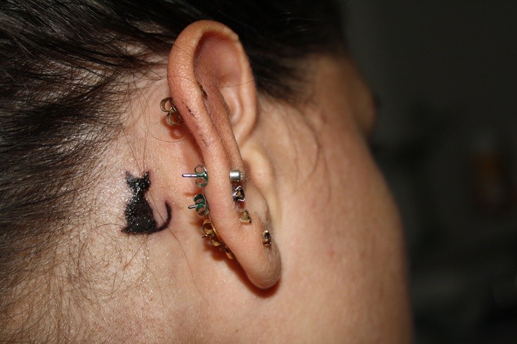 耳朵后面小巧可爱的猫纹身