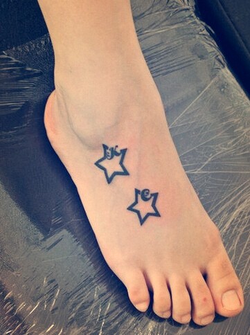 脚背小小的星星刺青