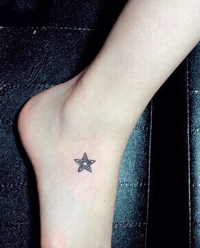 脚背小小的星星刺青