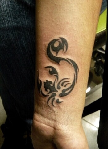 时尚漂亮的手腕蝎子图腾刺青