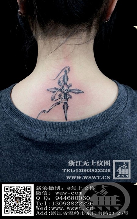 女生颈部十字架纹身
