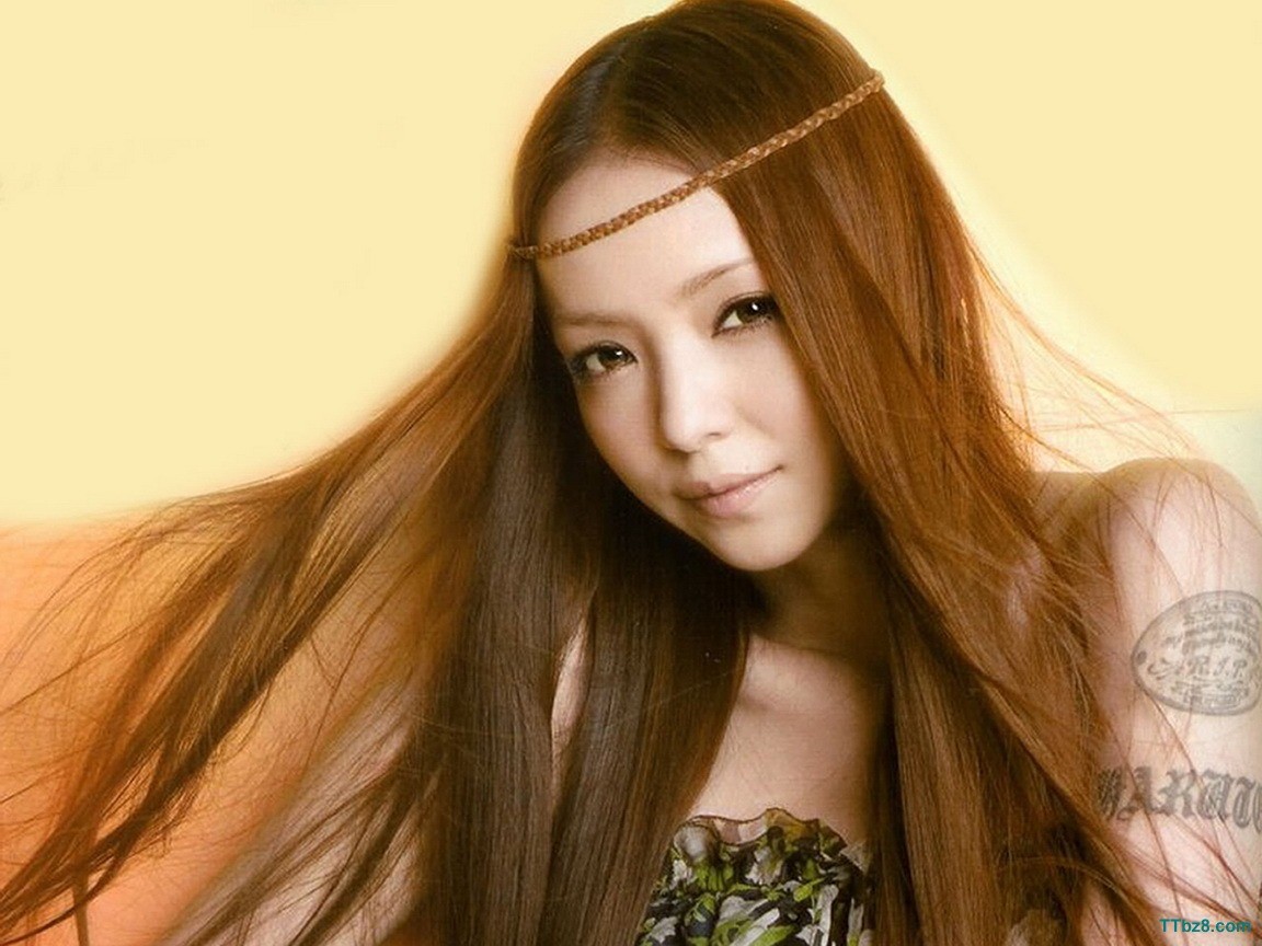 日本女星安室奈美惠的手臂纹身