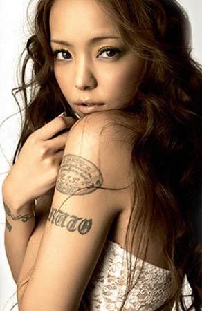 日本女星安室奈美惠的手臂纹身