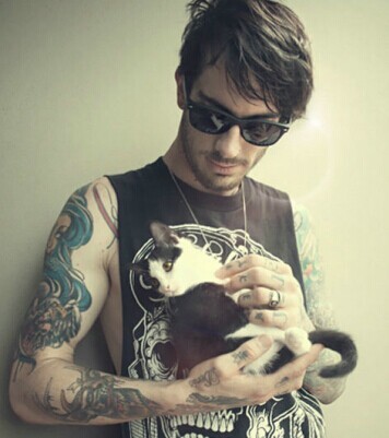 纹身男人和他的宠物