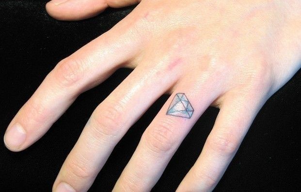 小巧漂亮的钻石纹身