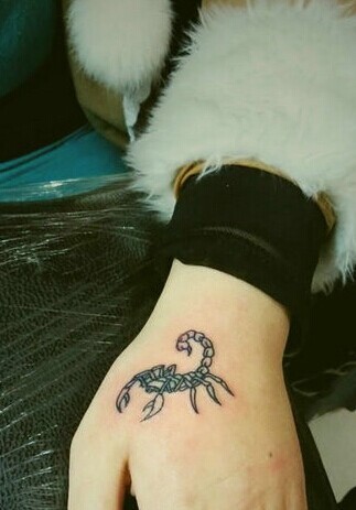 时尚个性的虎口蝎子刺青