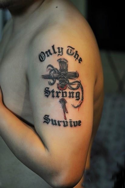 个性十足的手臂十字架英文纹身
