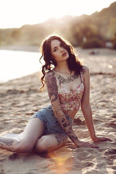 性感时尚的美女花臂纹身