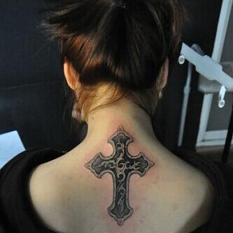 女生背部时尚的十字架刺青