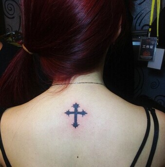 女生背部时尚的十字架刺青