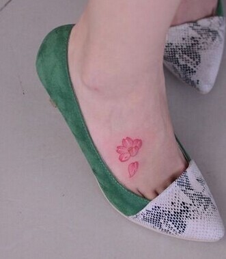 脚背小巧拍漂亮的樱花刺青