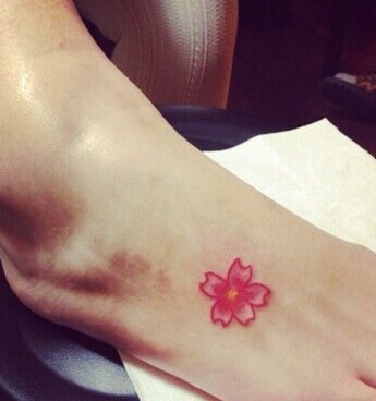 脚背小巧拍漂亮的樱花刺青