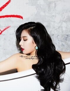 泫雅肩部性感英文刺青