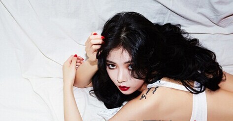 泫雅肩部性感英文刺青