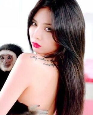 泫雅肩部性感英文刺青