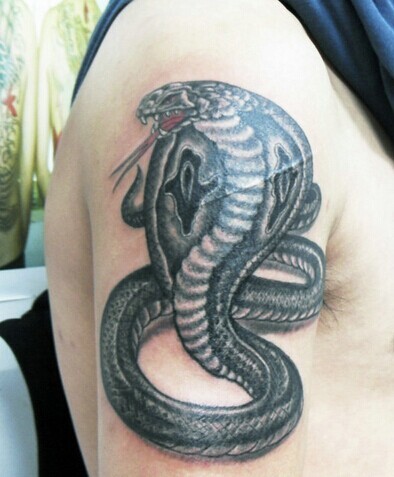 胳膊上超级有个性的蛇纹身