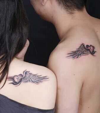 情侣肩部漂亮的翅膀刺青