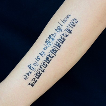 小臂上漂亮的梵文纹身