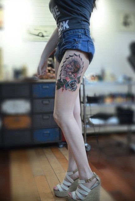 长腿美女的个性的大腿部纹身