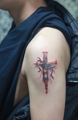 胳膊时尚个性的十字架刺青