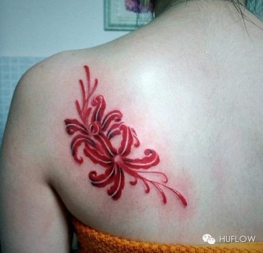 肩部妖艳的彼岸花刺青