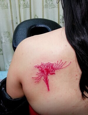 肩部妖艳的彼岸花刺青