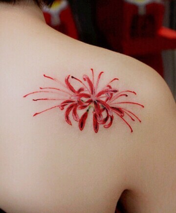 肩部妖艳的彼岸花刺青