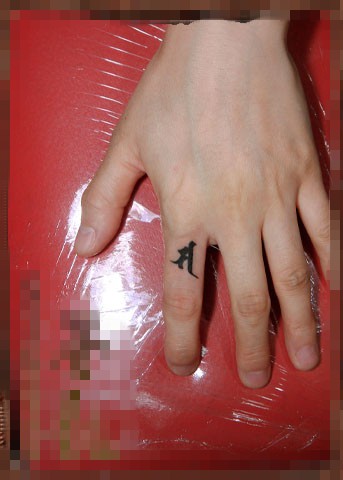 神秘小巧的手指梵文刺青