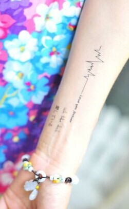 简单唯美的小臂心电图刺青