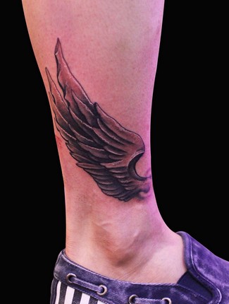 脚踝炫酷的翅膀刺青