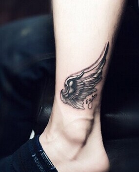 脚踝炫酷的翅膀刺青