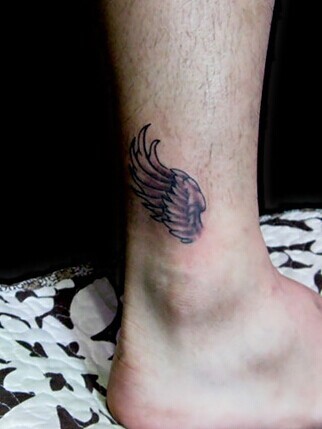 脚踝炫酷的翅膀刺青