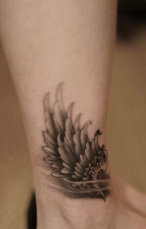 脚踝炫酷的翅膀刺青
