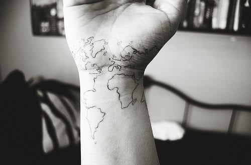 手腕上一幅世界地图纹身