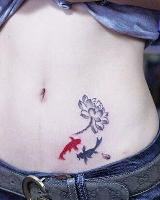 美女腰部性感的鲤鱼莲花刺青